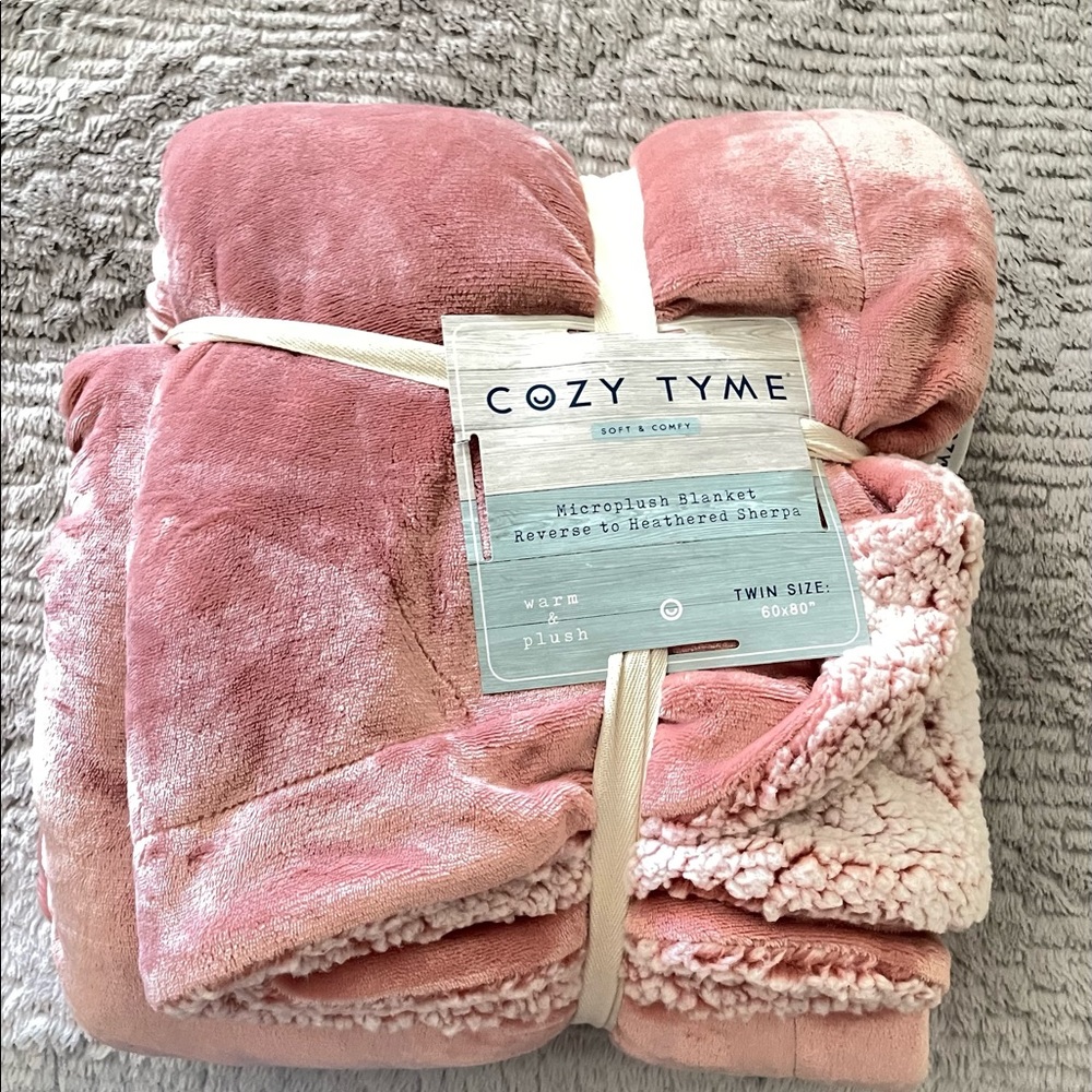 🚨SOLD🚨NWT Pink Twin Size 60x80” Reversible warm plush Blanket by Cozy Tyme